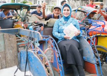 Berkah Ramadan, Ketua TP PKK HST Berbagi Takjil untuk Abang Becak