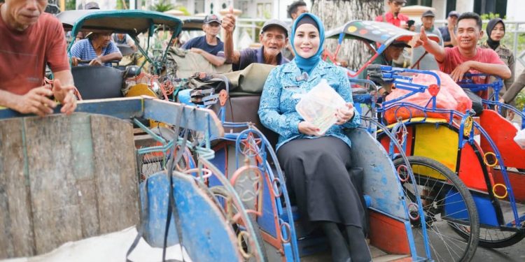 Berkah Ramadan, Ketua TP PKK HST Berbagi Takjil untuk Abang Becak