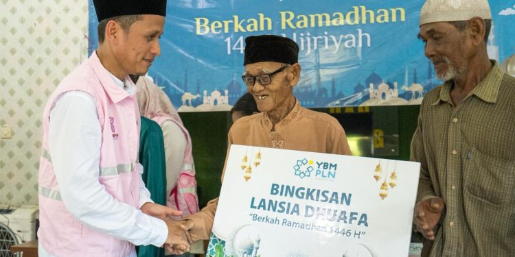 YBM Bersama Srikandi PLN Berbagi Berkah Ramadan 1446 Hijriah kepada Para Mustahik di Banjarbaru