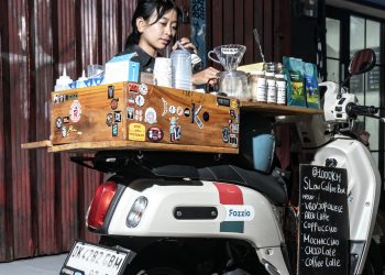 Dari Pulau Dewata ke Depok, Caroline Jual Kopi Otentik di Atas Yamaha Fazzio