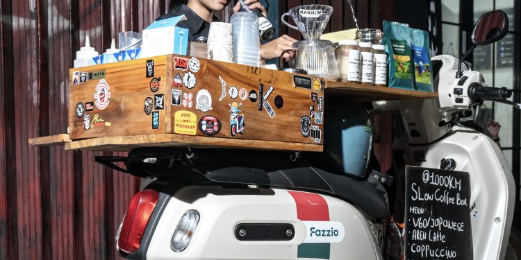 Dari Pulau Dewata ke Depok, Caroline Jual Kopi Otentik di Atas Yamaha Fazzio