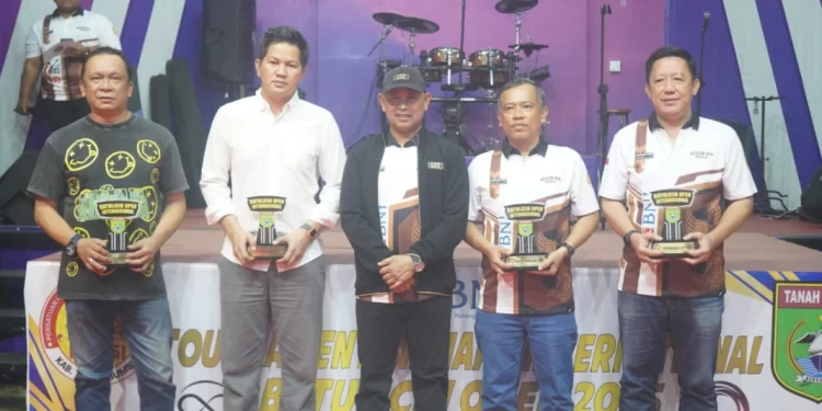 Meriah dan Berkelas, Wabup Tanbu Resmi Tutup Turnamen Billiard International Batulicin Open 2025