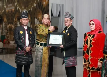 Andi Rudi Latif Serahkan Penghargaan AKIP 2024 kepada SKPD Berprestasi