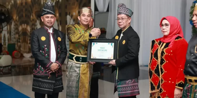 Andi Rudi Latif Serahkan Penghargaan AKIP 2024 kepada SKPD Berprestasi