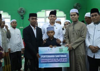 Safari Ramadan di Mantewe, Bang Arul Serahkan Bantuan untuk Tahfidz Al-Qur’an dan Marbot Masjid