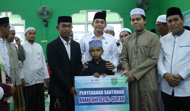Safari Ramadan di Mantewe, Bang Arul Serahkan Bantuan untuk Tahfidz Al-Qur’an dan Marbot Masjid