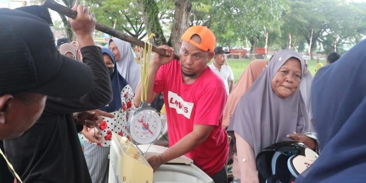 Kurangi Volume Sampah Jelang Lebaran, DLH Tanbu Tukar Sampah Warga dengan Sembako
