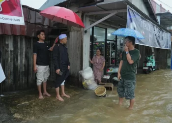 Wabup Tanbu Temui Warga Terdampak Banjir di Simpang Empat