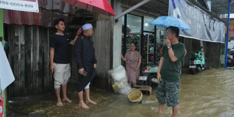 Wabup Tanbu Temui Warga Terdampak Banjir di Simpang Empat
