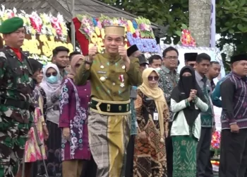 Sosok Pemimpin Merakyat, Andi Rudi Latif Sapa Peserta Upacara Harjad Ke-22 Tanah Bumbu