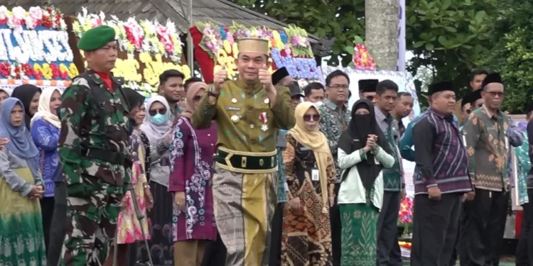 Sosok Pemimpin Merakyat, Andi Rudi Latif Sapa Peserta Upacara Harjad Ke-22 Tanah Bumbu