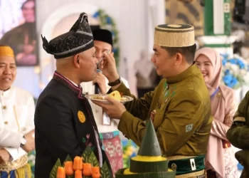 Kepemimpinan yang Solid, Bang Arul Suapi Wakil Bupati Nasi Tumpeng di Momen HUT Ke-22 Tanbu
