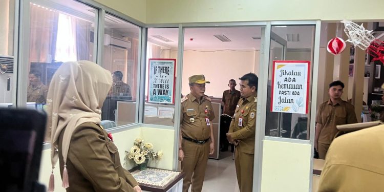 Pj Sekdaprov M Syarifuddin Sidak Kehadiran Pegawai Pasca Cuti Idul Fitri