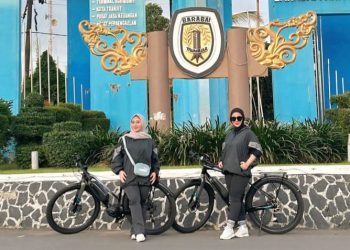 Inspiratif! Mama Deden Rutin Gowes Ajak Warga HST Jaga Kesehatan dan Lingkungan