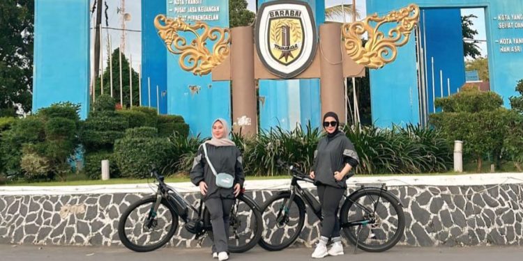 Inspiratif! Mama Deden Rutin Gowes Ajak Warga HST Jaga Kesehatan dan Lingkungan