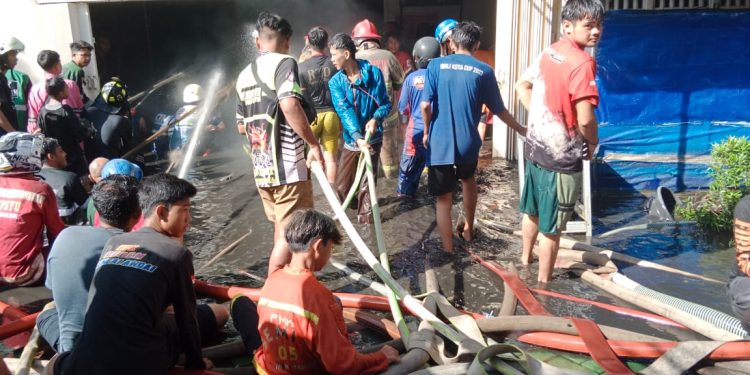 Tempat Penyimpanan Aksesoris Gadget Mart Terbakar