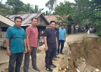 Bupati HST Tinjau Longsor di Desa Awang Baru