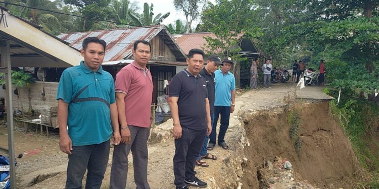 Bupati HST Tinjau Longsor di Desa Awang Baru