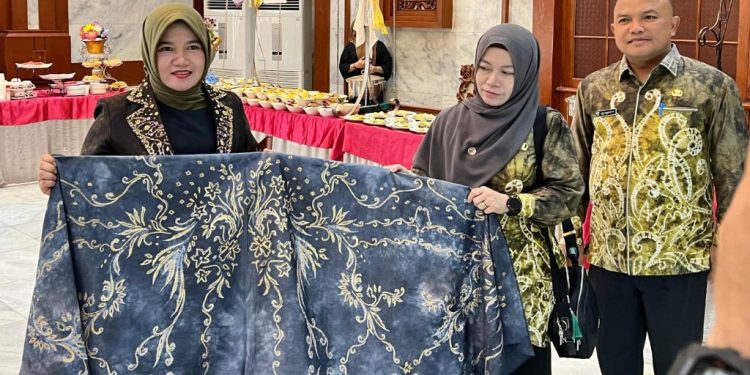 Ketua TP PKK Kotabaru Hadiri Pelantikan Dekranasda Provinsi Kalsel