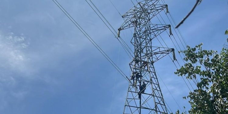 Terobos Cuaca Buruk Muara Teweh, PLN Gerak Cepat Lakukan Pemulihan Gangguan Jaringan Transmisi di Tengah Euforia Idulfitri