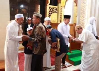 Andi Rudi Latif Salat Idul Fitri di Masjid Agung Al-Falah