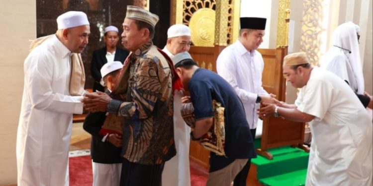 Andi Rudi Latif Salat Idul Fitri di Masjid Agung Al-Falah