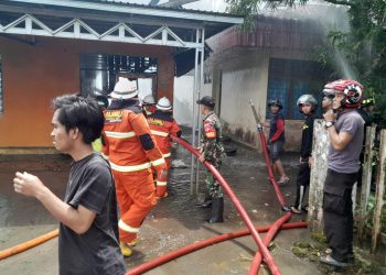 Solidaritas TNI-Polri dan Warga Bantu Padamkan Kebakaran Gedung PGRI