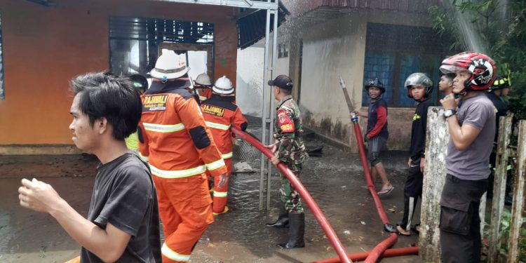 Solidaritas TNI-Polri dan Warga Bantu Padamkan Kebakaran Gedung PGRI