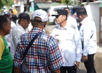Respons Keluhan Warga, Walikota Tinjau Jalan Rusak di Gang Karya Mufakat