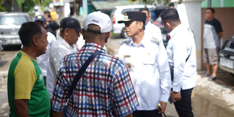 Respons Keluhan Warga, Walikota Tinjau Jalan Rusak di Gang Karya Mufakat