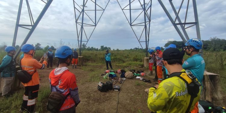 PLN Bergerak Cepat, Travers Tower dari Mantuil Dibongkar untuk Pulihkan Kelistrikan Muara Teweh