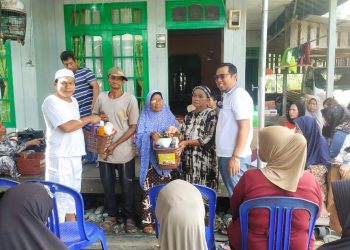 Tradisi Berbagi Keluarga H. Andai, Ratusan Warga Desa Tarjun Terima Paket Ramadan