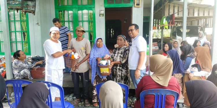Tradisi Berbagi Keluarga H. Andai, Ratusan Warga Desa Tarjun Terima Paket Ramadan