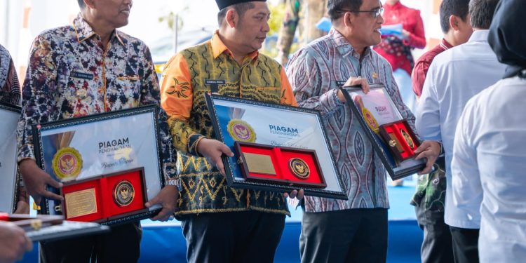 Bupati HST Terima Penghargaan dari Kepala BINDA Kalsel