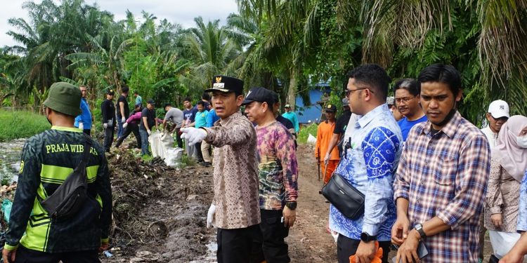 Walikota Bersama Stakeholder Gotong Royong Bersihkan TPA Basirih