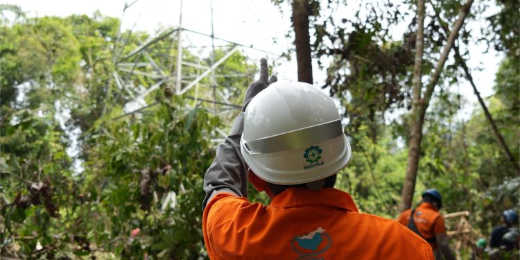 PLN Sigap Bersihkan Jalur Transmisi Usai Lebaran untuk Antisipasi Cuaca Ekstrem di Kalteng