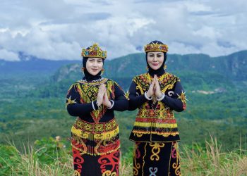 Kenakan Pakaian Adat Dayak, Ketua TP PKK HST Promosikan Objek Wisata Gunung Titi