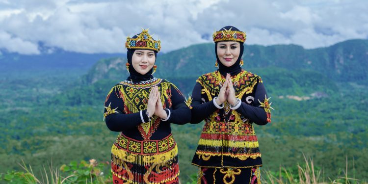 Kenakan Pakaian Adat Dayak, Ketua TP PKK HST Promosikan Objek Wisata Gunung Titi