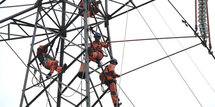 PLN Sigap Atasi Gangguan Transmisi Akibat Sambaran Petir di Tengah Libur Lebaran