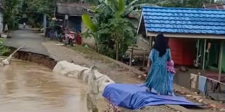 Dinas PUPR HST Segera Tangani Jalan Longsor di Desa Awang Baru
