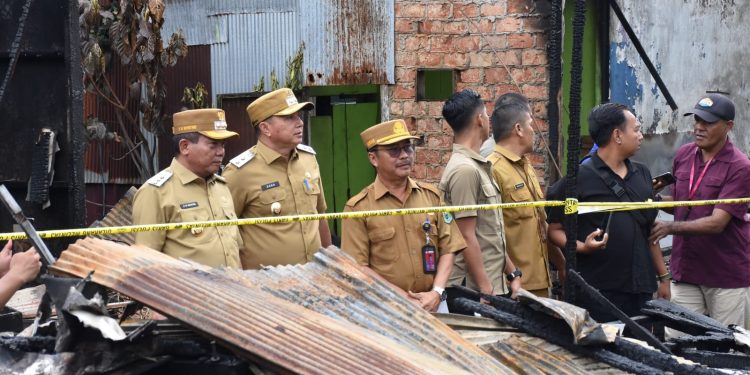 Wiyatno Kunjungi Warga Terdampak Kebakaran di Pasar Sari Mulia Kapuas
