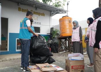 Srikandi PLN UP2B Kalselteng Peringati Hari Bumi dengan Aksi Peduli Lingkungan di Banjarbaru