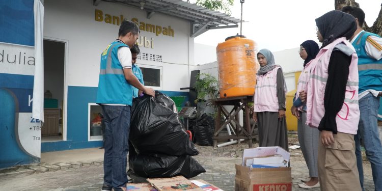 Srikandi PLN UP2B Kalselteng Peringati Hari Bumi dengan Aksi Peduli Lingkungan di Banjarbaru