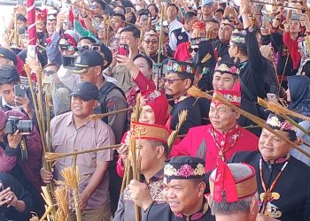 Bupati dan Wakil Bupati Saling Lempar Batang Suli di Momen Perayaan Harjad Ke-219 Kota Kapuas