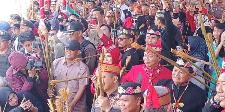 Bupati dan Wakil Bupati Saling Lempar Batang Suli di Momen Perayaan Harjad Ke-219 Kota Kapuas