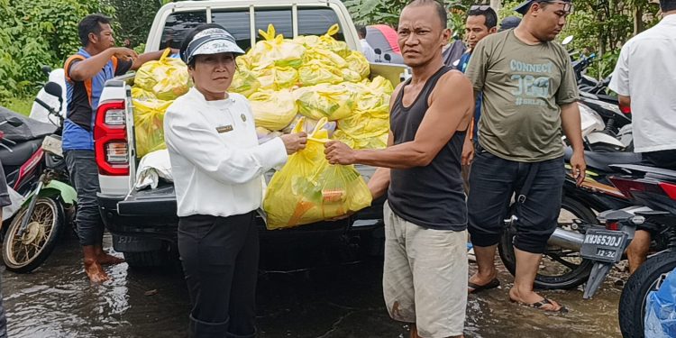 DPUPR Barsel Salurkan Bantuan Paket Sembako untuk Masyarakat Terdampak Banjir