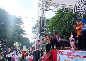 Masyarakat Antusias Saksikan Festival Budaya Tinggang Menteng Panunjung Tarung