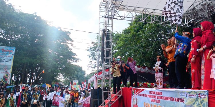 Masyarakat Antusias Saksikan Festival Budaya Tinggang Menteng Panunjung Tarung