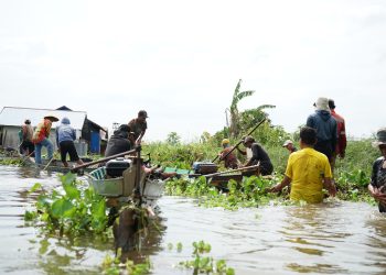 Bang Rizal Ingatkan Pentingnya Gotong Royong, Warga Bersihkan Aliran Sungai Desa Pahalatan