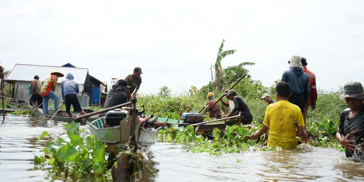 Bang Rizal Ingatkan Pentingnya Gotong Royong, Warga Bersihkan Aliran Sungai Desa Pahalatan